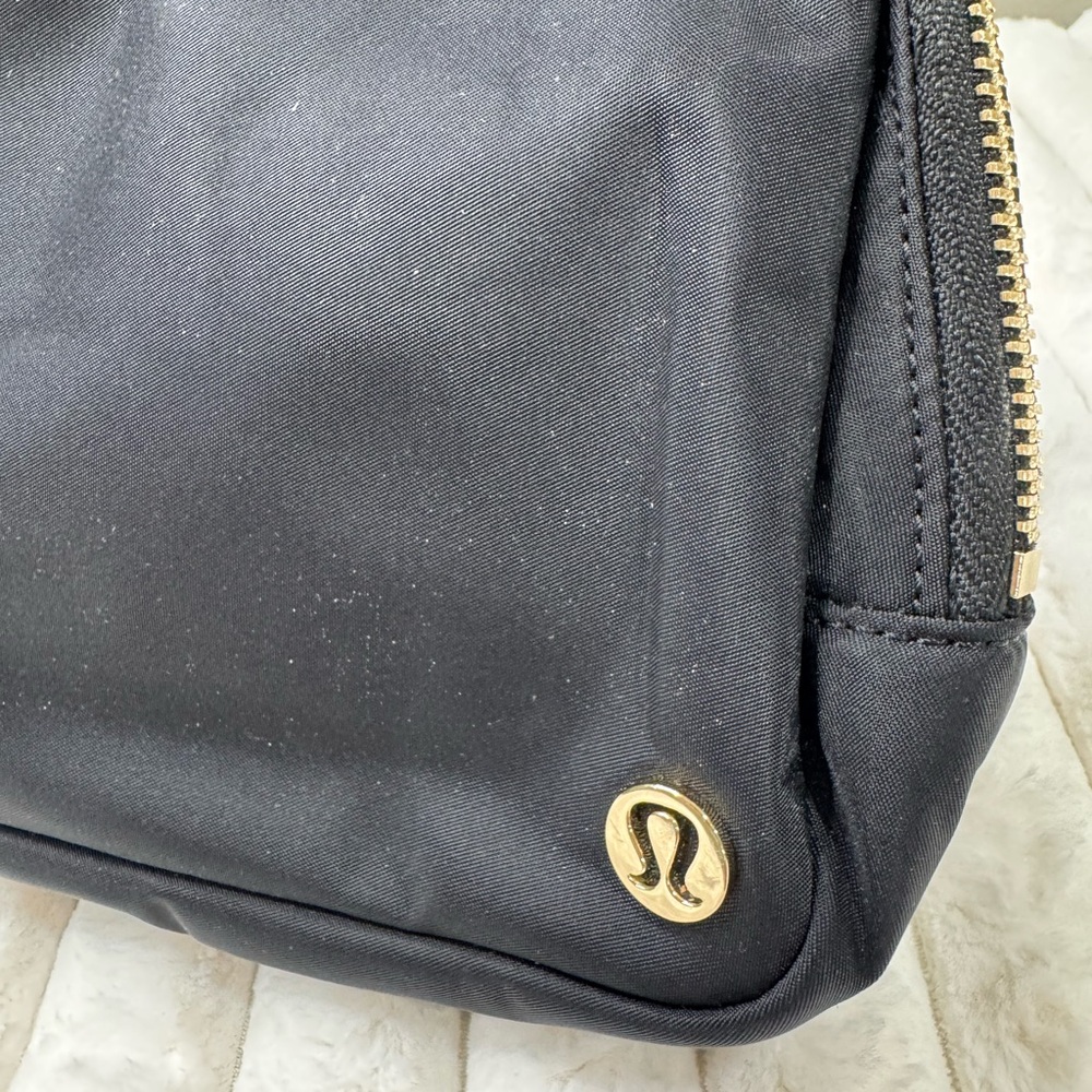 Retired Lululemon Everywhere Belt Bag Large 2L w/ Gold Hardware - Picture 4 of 10